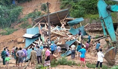 Sạt lở đất gây sập nhà tại địa bàn huyện Quan Sơn.