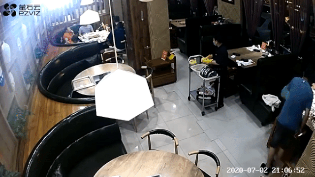 Người phụ nữ bị đánh ngất xỉu trong nhà hàng