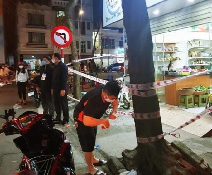 Lực lượng chức năng tiến hành phong tỏa khu vực liên quan đến 2 ca bệnh.