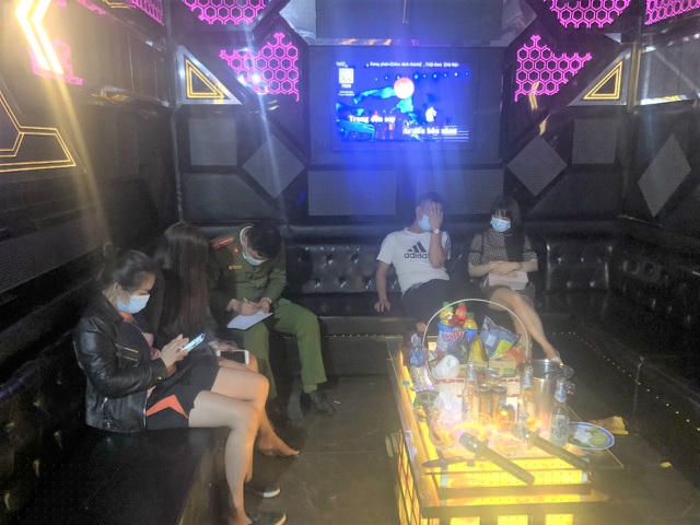 Trong các phòng hát có tổng số 27 người, trong đó có 9 nhân viên nữ.