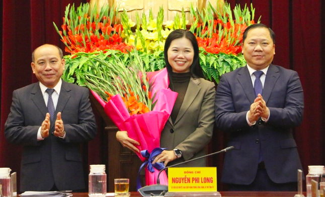 Ông Nguyễn Phi Long - Bí thư Tỉnh ủy Hòa Bình và ông Bùi Đức Hinh - Chủ tịch UBND tỉnh tặng hoa chúc mừng Tân Phó Bí thư Tỉnh ủy Hòa Bình. Ảnh: Trung Hoài.