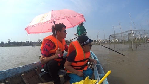 Ngạc nhiên khi lần đầu được xem đánh cá gần đến thế.