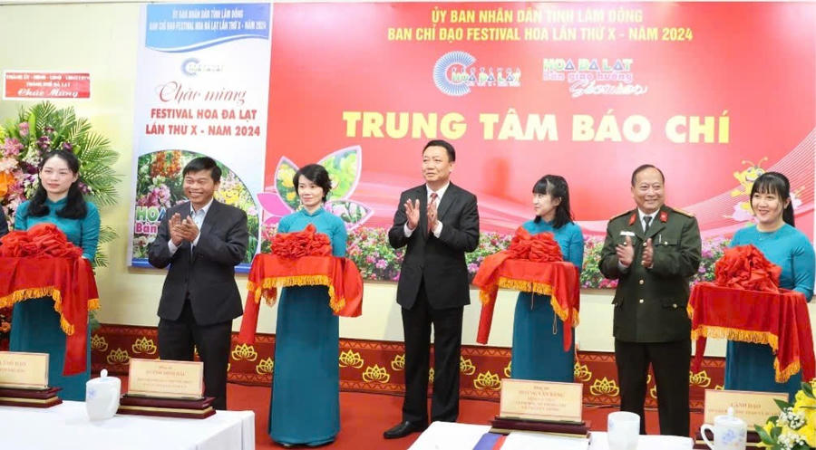 Đại diện Ban Tuyên giáo Tỉnh ủy và Sở Thông tin và Truyền thông tỉnh Lâm Đồng cắt bang khai trương. Ảnh: Báo Lâm Đông
