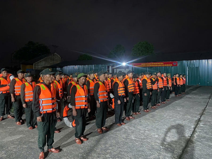 Bộ Tư lệnh Cảnh sát cơ động đã huy động gần 600 cán bộ, chiến sĩ cùng phương tiện, trang bị thiết bị ra quân cứu hộ cứu nạn, giúp đỡ Nhân dân.