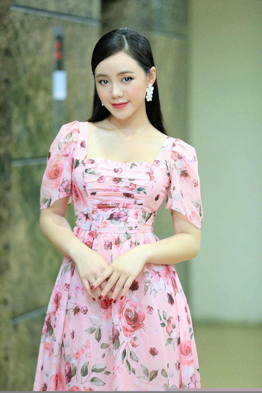 Thời trang điệu đà tôn sắc vóc nuột nà của Quỳnh Kool