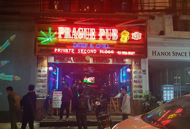 Một quán bar trên phố cổ vẫn sôi động sau 2 giờ các tối cuối tuần. Chỉ tạm đóng cửa khi có lực lượng cảnh sát xuất hiện. 