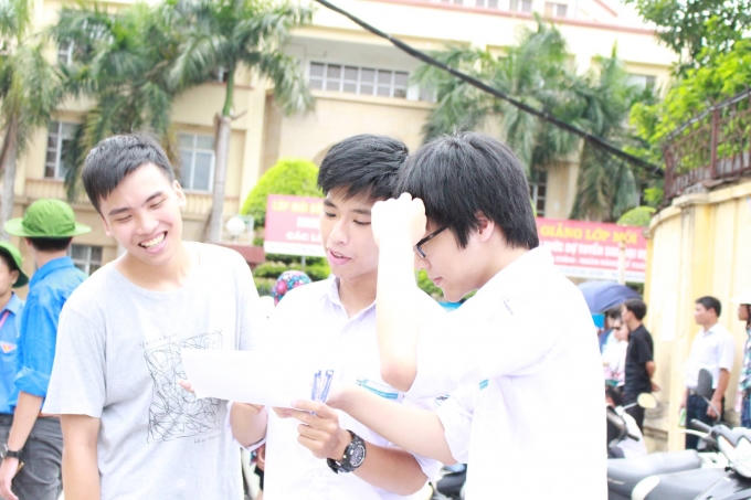 Nhóm 3 thí sinh Minh, Đức và Hưng trường chuyên khoa học tự nhiên đều làm bài tốt. Các em đều cho rằng đề năm nay dễ thở nhưng khá hay và gợi mở nhiều. Đề chủ yếu thiên về cuộc sống của con người, nói về giá trẻ của người phụ nữ xưa và nay.