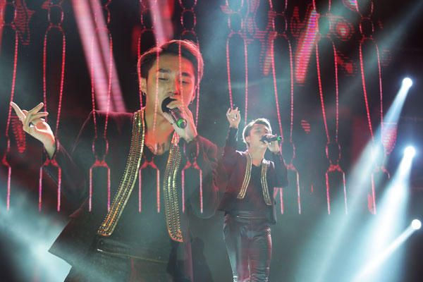 Sơn Tùng biểu diễn tại đêm nhạc Giờ Trái đất ở Hưng Yên. (Ảnh: Tuấn Minh Vũ)