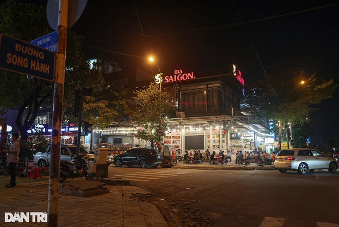 TPHCM mới cho phép nhà hàng đón khách tại chỗ từ ngày 28/10, riêng việc kinh doanh đồ uống có cồn chỉ thí điểm tại TP Thủ Đức, quận 7 (Ảnh: Hải Long).