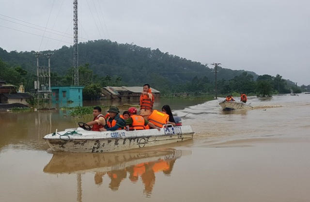 Công an Thanh Hóa giúp dân vượt lũ