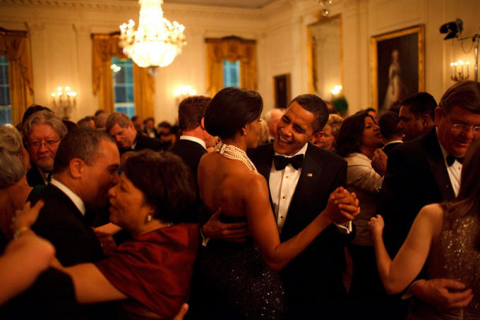 Tổng thống Obama cùng vợ khiêu vũ hạnh phúc bên nhau tại lễ hội âm nhạc Governors Ball tổ chức vào năm 2009.