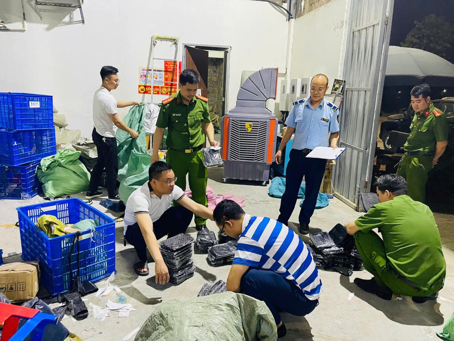 Lực lượng chức năng nhận định toàn bộ lô hàng có dấu hiệu giả mạo nhãn hiệu GUCCI, hiện đang được bảo hộ tại Việt Nam.