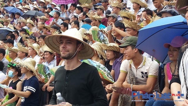 Một bạn khách quốc tế rất thích thú với những màn chọi trâu kịch tính ở Đồ Sơn.