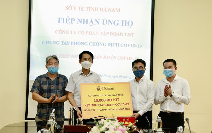 : Ông Trần Viết Huệ, Phó Giám đốc Sở Y tế, đại diện Ban Chỉ đạo phòng chống dịch COVID-19 tiếp nhận 10.000 bộ kit xét nghiệm nhanh COVID-19 do Tập đoàn T&amp;amp;T Group trao tặng