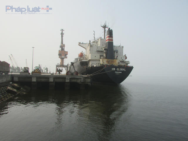 Sau 2 ngày xuất hiện vệt nước nâu đỏ, khu vực cầu cảng Nghi Sơn đã xanh trong trở lại. (Ảnh: A.Thắng)