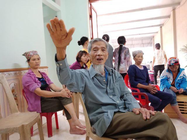 Ông Trịnh Văn Năm bức xúc cho biết nạn khai thác cát đang đe dọa đến nhà cửa, đất sản xuất của bà con.
