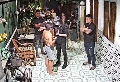Nhóm người uy hiếp đòi nợ trong clip