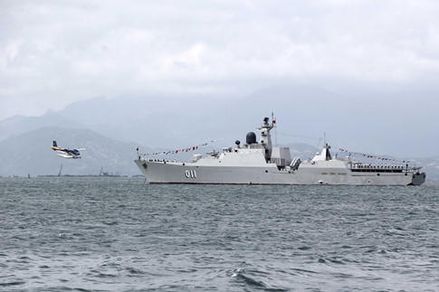 Thủy phi cơ DHC-6 và tàu hộ vệ tên lửa 011 tại căn cứ quân sự Cam Ranh