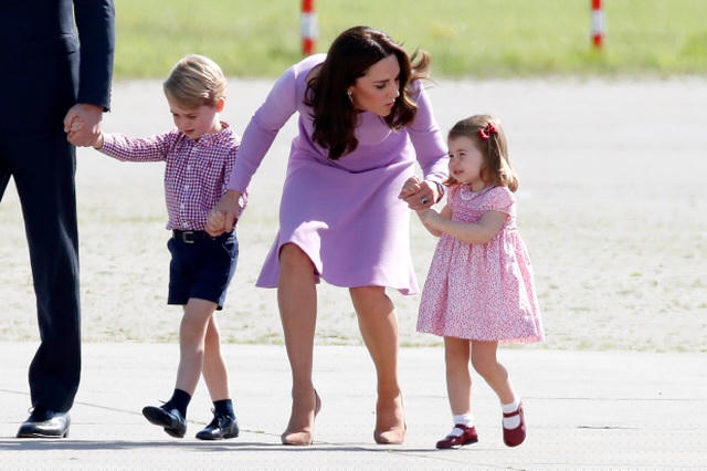 Kate luôn cúi người cho vừa tầm mắt khi nói chuyện với các con.
