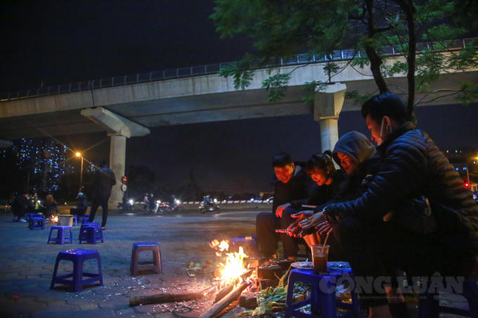 hiều người dân Hà Nội đã nhóm bếp lửa bên vệ đường để sưởi ấm, chống chọi với gió rét khi nhiệt độ xuống 12 độ C. Ảnh Công luận