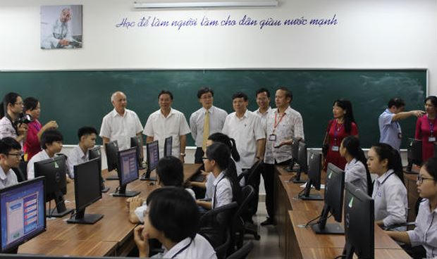 Thứ trưởng Nguyễn Khánh Ngọc tham quan phòng máy Trường THPT chuyên Bắc Ninh.