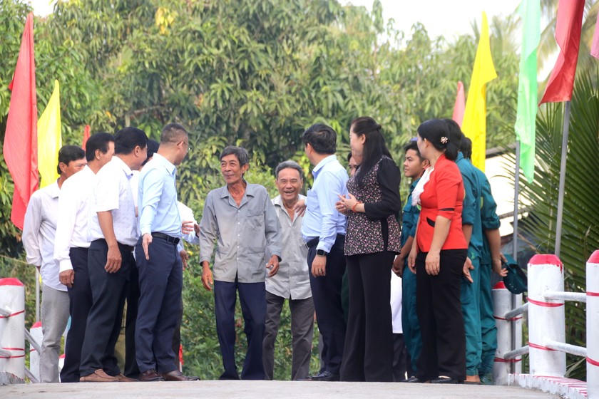 Lãnh đạo tỉnh Bến Tre và lãnh đạo Báo Pháp luật Việt Nam mời người dân bước đi trên cầu mới khánh thành.