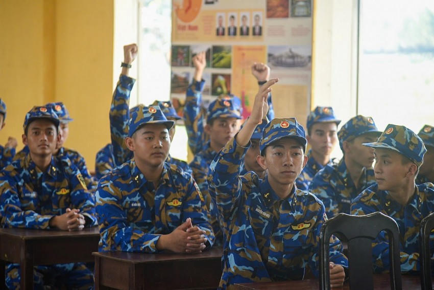 Giờ giáo dục truyền thống dành cho chiến sĩ mới.