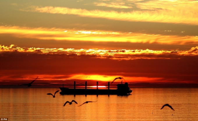 Hoàng hôn buông xuống đỏ rực. (Ảnh: PA)