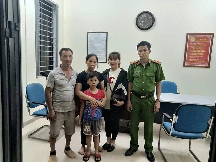 Gia đình đến đón cháu bé tại trụ sở Công an xã Thuận An.