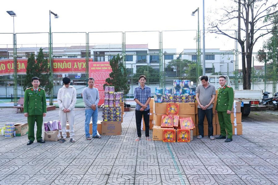 Các đối tượng cùng số lượng lớn pháo nổ - Ảnh Công an Hà Tĩnh.