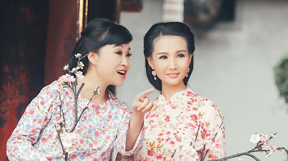 Nghệ sĩ Mai Tuyết Hoa khá "đỏng đảnh" bên cạnh nàng thơ dịu dàng mang tên Sương Đặng