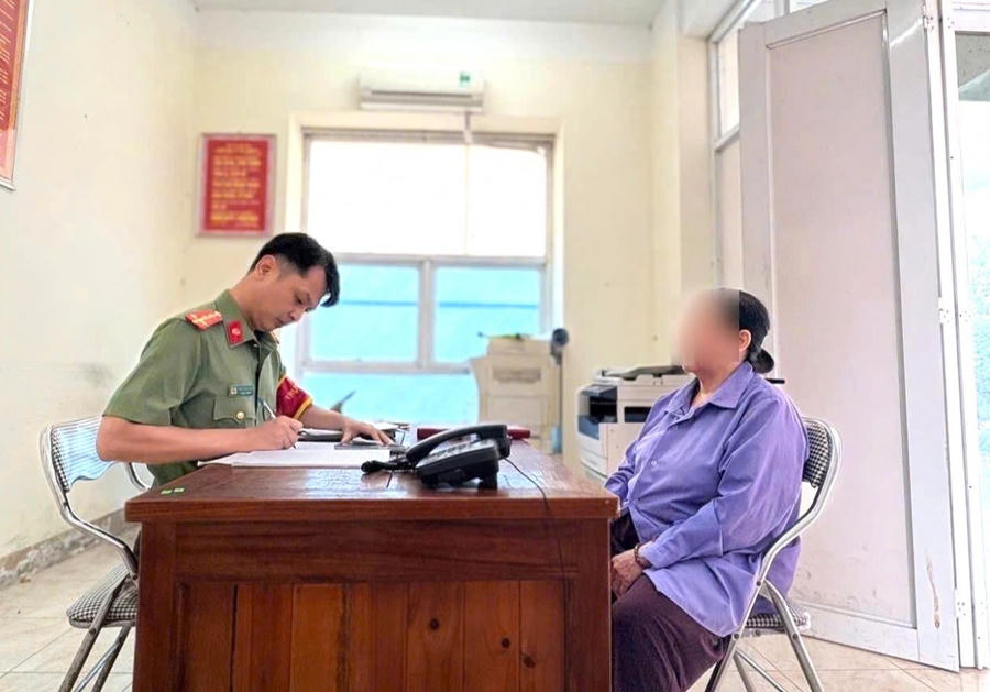 Bà M trình báo sự việc tại cơ quan Công an. (Ảnh: Bộ Công an)