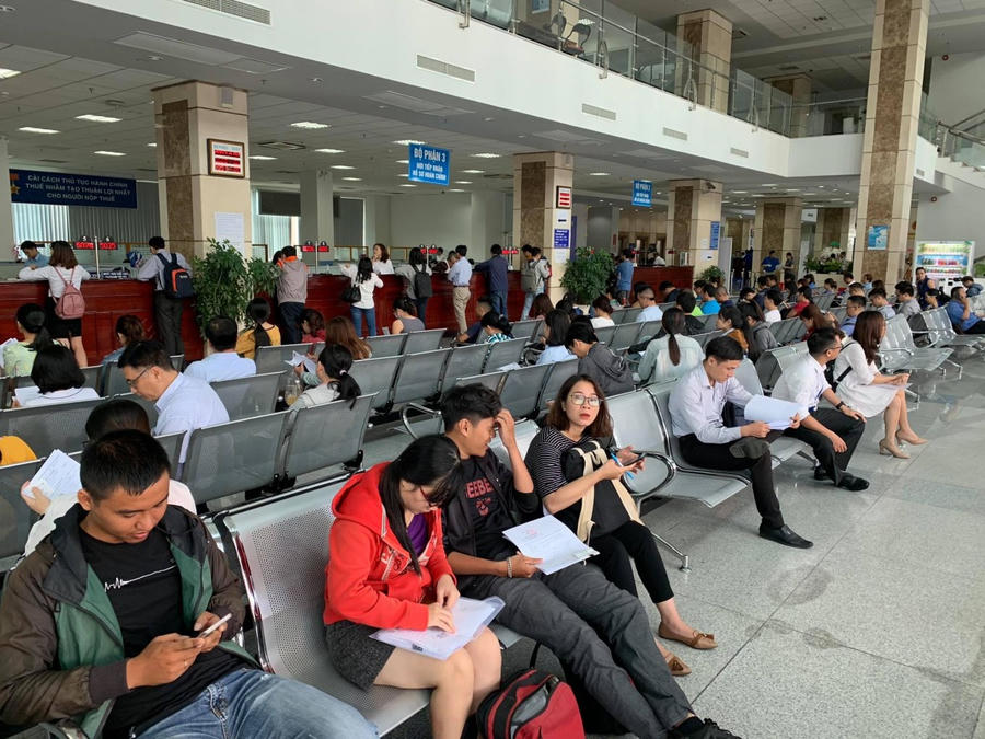 Người dân đến làm các thủ tục hồ sơ chuyển nhượng nhà đất, đóng thuế đất.