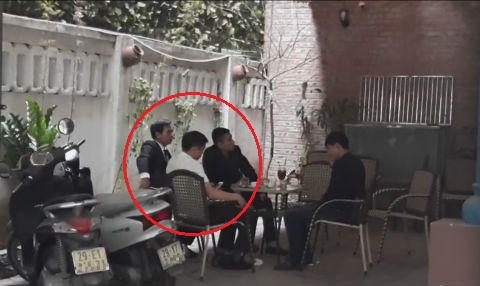 3 người canh giữ không cho phóng viên Nguyễn Quảng Hải rời khỏi quán cà phê.