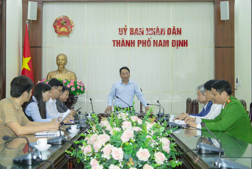 Ông Lê Quang Huy, Phó Chủ tịch UBND TP Nam Đinh chủ trì cuộc họp với các phòng ban chuyên môn, chính quyền địa phương và công an xã Mỹ Thuận, để nghe báo cáo sự việc Công ty Thanh Bình bị tố ép người dân mua quách giá cao. Ảnh CTTĐT UBND TP Nam Định.
