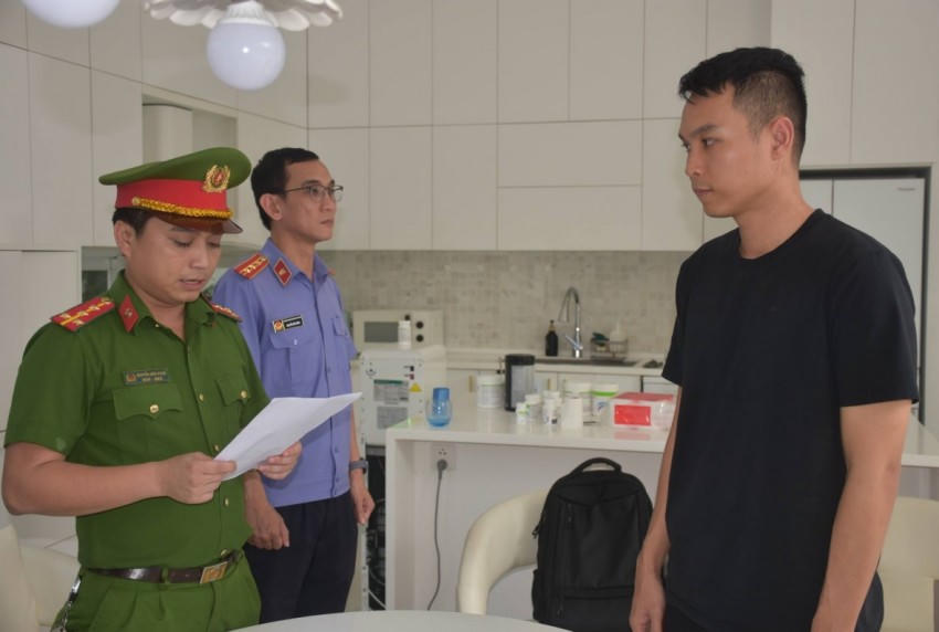 Cơ quan điều tra tống đạt quyết định đối với Huỳnh Đức Vân. Ảnh: Công an Đà Nẵng