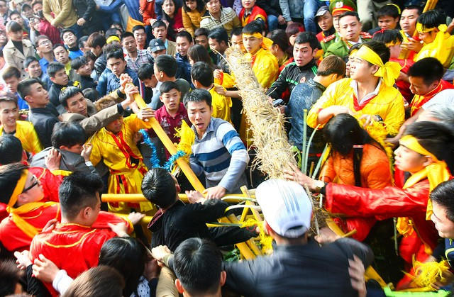 Thanh niên lao vào "cướp lộc" ở Hội Gióng (Sóc Sơn) năm 2016.