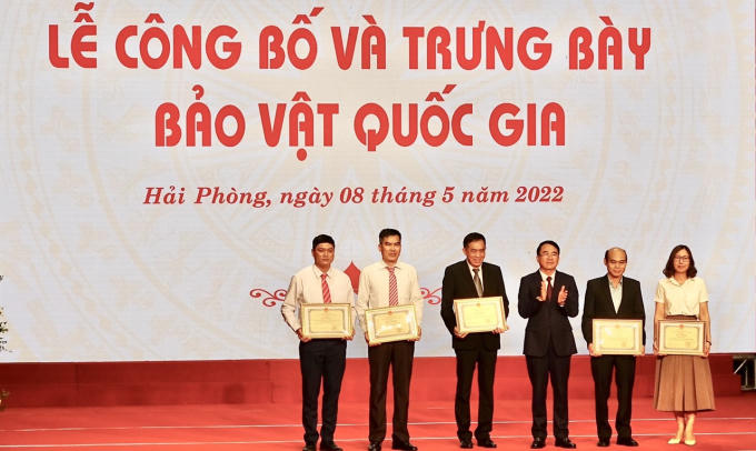 UBND TP tặng Bằng khen cho các tập thể và cá nhân.