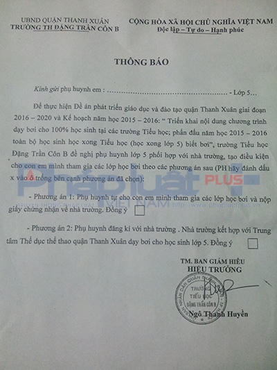 Tờ thông báo được phát đến tận tay các phụ huynh.