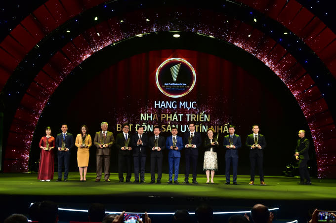 Ông Trần Tam (thứ 4 từ phải qua) – Chủ tịch HĐQT Phuc Khang Corporation nhận Giải thưởng Nhà phát triển Bất động sản uy tín nhất