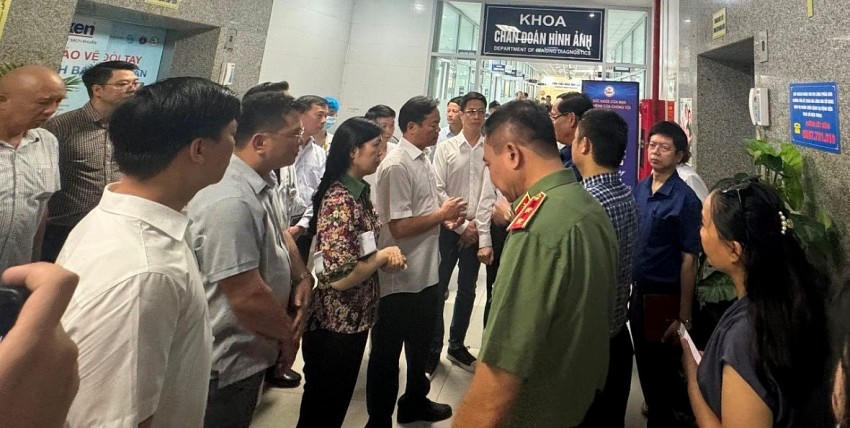 Lãnh đạo quận Cầu Giấy đến Bệnh viện Giao thông Vận tải thăm hỏi, hỗ trợ nạn nhân bị thương đang được điều trị.