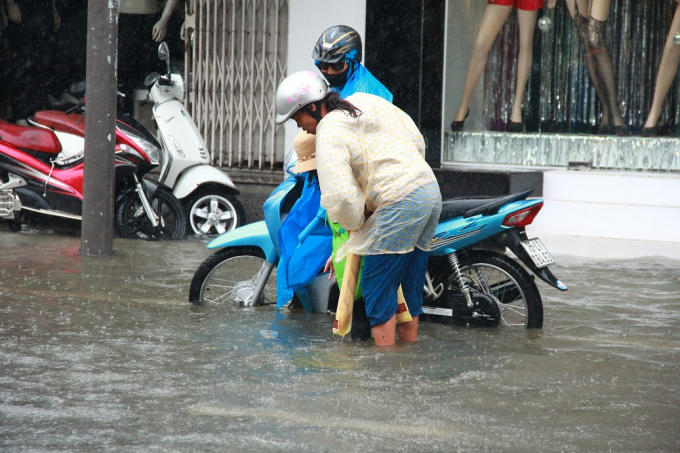 Nhiều tuyến đường ngập sau như Hùng Vương, Đống Đa, Duy Tân...