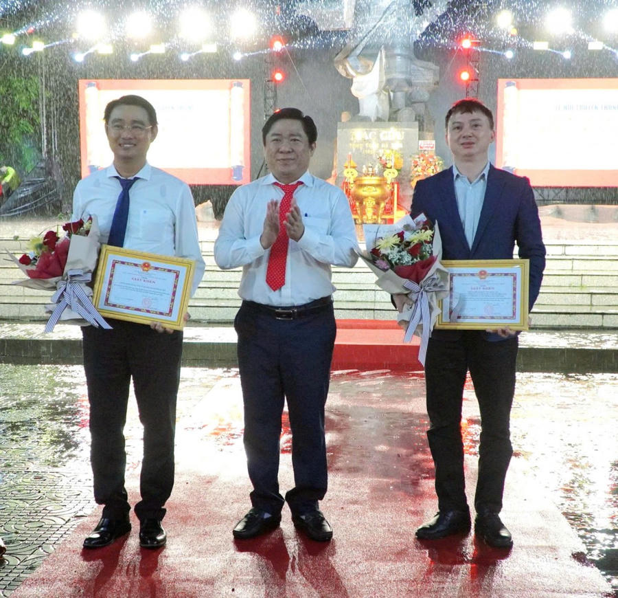 Ông Mai Quốc Thắng - Chủ tịch UBND TP Hà Tiên tặng giấy khen 2 tập thể đã có thành tích xuất sắc trong công tác tư vấn chương trình phát triển đô thị