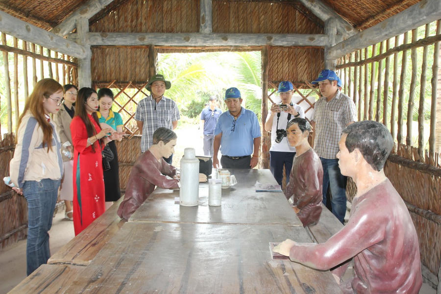 Du khách tham quan Nhà họp Ban Thường vụ Tỉnh ủy trong Khu căn cứ Tỉnh ủy tại Xẻo Đước.