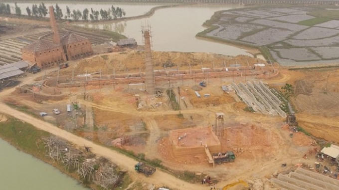 Ngay gần Ủy ban nhân dân xã Bắc Phú, một lò vòng cỡ lớn được dựng nên và cũng hoàn toàn không phép nhưng các cấp chính quyền vẫn "ngó lơ." (Ảnh: PV/Vietnam+).