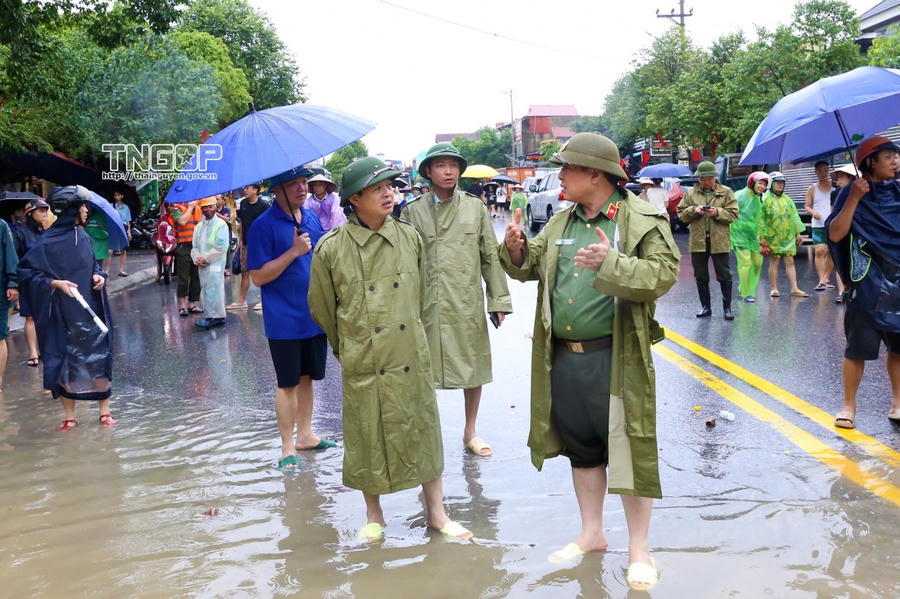 Đồng chí Phạm Hoàng Sơn, Phó Bí thư Tỉnh ủy, Chủ tịch UBND tỉnh, Trưởng Ban Chỉ huy Phòng thủ dân sự tỉnh chỉ đạo công tác phòng chống lũ lụt tại phường Quan Triều.