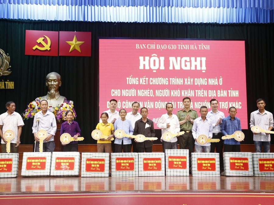 Ban chỉ đạo 630 tỉnh Hà Tĩnh trao chìa khóa biểu trưng và quà cho các hộ dân - Ảnh Công an Hà Tĩnh.