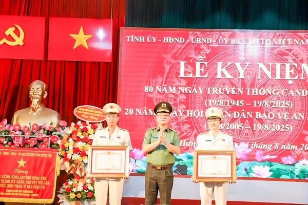 Thừa ủy quyền của Thủ tướng Chính phủ, Thượng tướng Phạm Thế Tùng, Thứ trưởng Bộ Công an trao bằng khen cho 2 cá nhân.