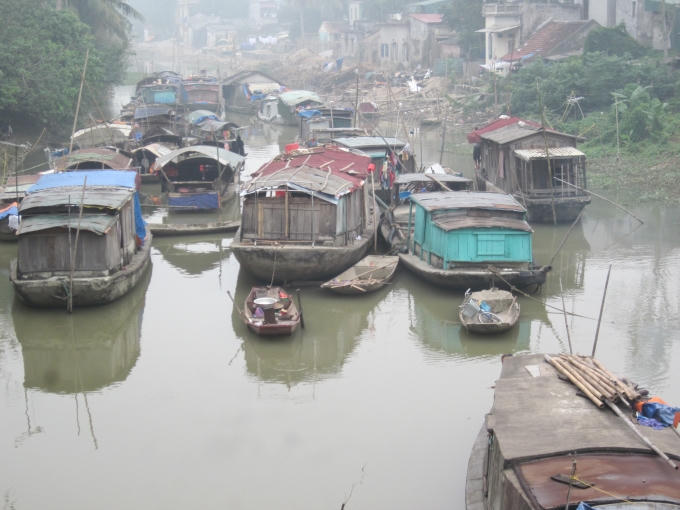 Xóm chài ngày Noel dường như dậy muộn hơn mọi hôm, mọi người tạm gác các công việc để đón Giáng sinh.