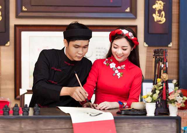 Quan sát từng nét chữ, Trúc rất tò mò về nghệ thuật thư pháp nên đã xin được học hỏi ông đồ trẻ.